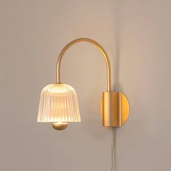 Lampička Nuura Aps Nuura LED nástěnné světlo Asteea, šířka 16 cm, mosazná barva/čirá - Ø nástěnný držák 11,5 cm saténový mosaz, čirý 1 x 6,7 W LED - Doprava zdarma