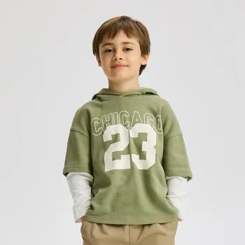 Chlapecké oblečení Reserved - Bavlněný longsleeve s kapucí - olivová - 028FI-91X - 028FI-91X-140