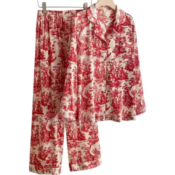 Dámské noční prádlo Dámské pyžamo v bílé barvě s červenými vzory Košile s límečkem a dlouhým rukávem na knoflíky a kapsičkou na prsu a kalhoty z polyesteru a rayonu S