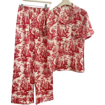 Dámské noční prádlo Dámské pyžamo v bílé barvě s červenými vzory Košile s límečkem a krátkým rukávem na knoflíky a kapsičkou na prsu a kalhoty z polyesteru a rayonu L