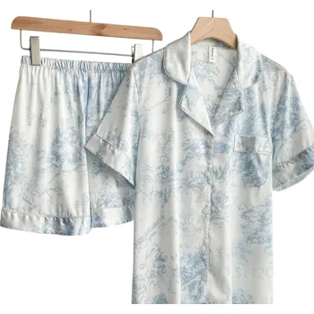 Dámské pyžamo Dámské pyžamo s jemnými vzory Košile s límečkem a krátkým rukávem na knoflíky a kapsičkou na prsu a kraťasy z měkkého polyesteru a rayonu modrá L