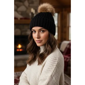 Pokrývka hlavy Tina moda Dámská pletená zimní čepice s bambulí z pravé kožešiny černá