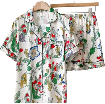 Dámské noční prádlo Dámské pyžamo v bílé barvě s květinovými vzory Košile s límečkem a krátkým rukávem na knoflíky s kapsičkou na prsu a kraťasy z polyesteru a rayonu M