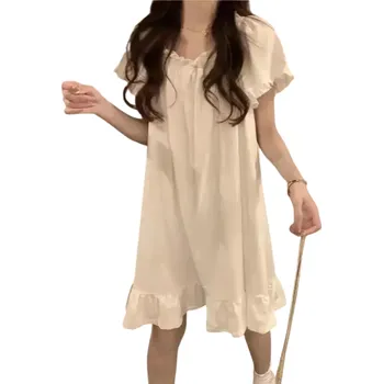 Dámské noční prádlo Dámská bílá noční košile s krátkým rukávem a výstřihem do O Elegantní volánkový design s řasením Bavlněno-polyesterová košilka na spaní XS