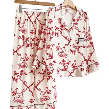 Dámské noční prádlo Dámské pyžamo v bílé barvě s červenými vzory Košile s límečkem a dlouhým rukávem na knoflíky s kapsičkou na prsu a kalhoty z polyesteru a rayonu M