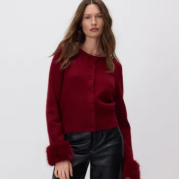 Dámský svetr Reserved - Kardigan s kožešinovými manžetami - karmínová - 586FW-92X - 586FW-92X-XL