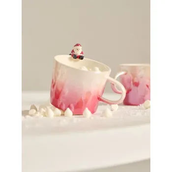 Sinsay - Vánoční keramický hrnek s figurkou Santy - pastelová růžová - 876GC-03X - 876GC-03X-ONE