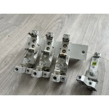 Rozvaděč DANAPO Výzbroj hlavního přívodu do rozvaděče na nožové pojistky UVW + PEN Varianta: chybí platový držák pro "PEN" k liště