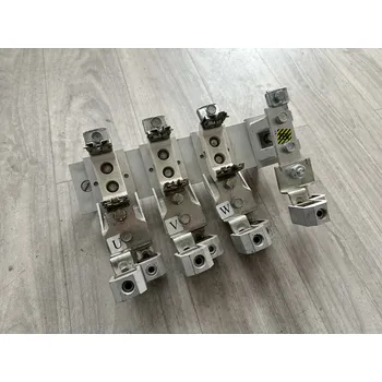 Rozvaděč DANAPO Výzbroj hlavního přívodu do rozvaděče na nožové pojistky UVW + PEN Varianta: Kompletní