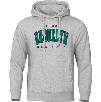 Pánská mikina Pánská mikina s kapucí a kapsami Jednobarevná sportovní mikina s jemným nápisem Brooklyn na hrudi Pohodlný polyesterový materiál šedá S