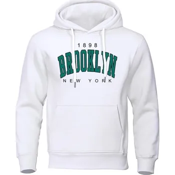 Pánská mikina Pánská mikina s kapucí a kapsami Jednobarevná sportovní mikina s jemným nápisem Brooklyn na hrudi Pohodlný polyesterový materiál bílá XXS