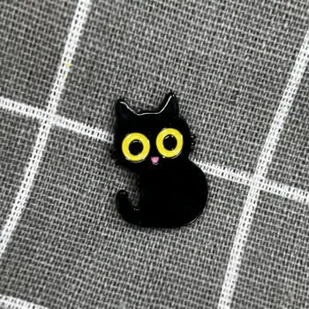 Černá sedící kočička