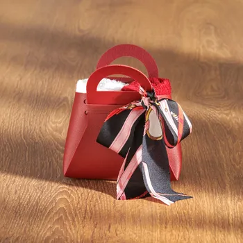 Kabelka 3Pagen Dárková taška se 2 ručníky pro hosty 30 x 30 cm. Brašna PU, 13 x 12 cm.