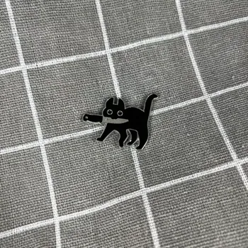 Černá kočička s nožem