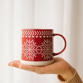 HOMLA Porcelánový hrnek s vločkami červený 0,55 l