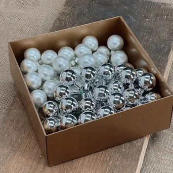 Vánoční dekorace Vánoční Baňky na drátku stříbrné 3cm - 72 kusů ve zlaté krabičce