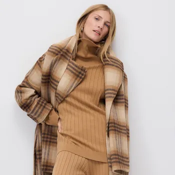 Dámský svetr Reserved - Rolák z&nbsp;žebrovaného úpletu - zlatavá hnědá - 661HO-82X - 661HO-82X-XL