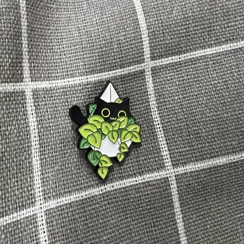 Černá kočička schovaná v zelených kytičkách