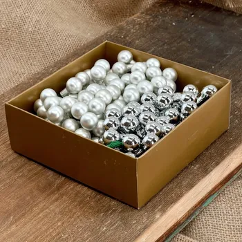 Vánoční dekorace Vánoční Baňky na drátku stříbrné 2 cm - 144 kusů ve zlaté krabičce