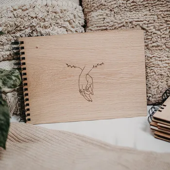 Fotoalbum Dědova dílna Kroužkové fotoalbum Za ruce Počet a barva papírů: Černé - 30 listů