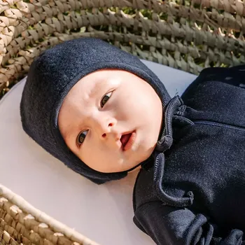 Kojenecká čepice Eevi vázací čepička Merino tmavě modrá