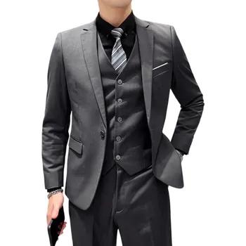 Pánský oblek Pánský set z polyesteru Elegantní sada saka, vesty a kalhot pro muže Jednobarevný formální oblek s kapsami a kapsičkou na prsou Stylový komplet s knoflíky tmavě šedá L