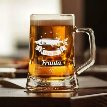 Sklenice Půllitr s pískovaným motivem "LOVEC ŠTIK" (Do poznámky v nákupním košíku napište požadované požadované jméno )