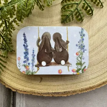 Dóza na potraviny Dózička On the Swing 6*4*1,5 cm, Alex Clark (Plechová dóza s králíkem, Bunny, Rabbits)