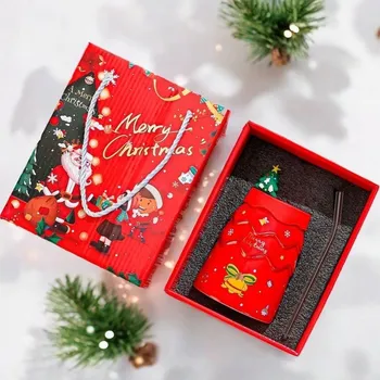 Vánoční hrnek Ecarla se silikonovým víčkem a brčkem červený 400 ml