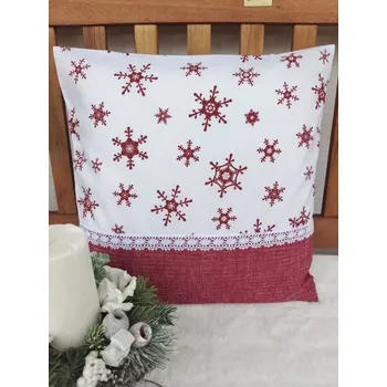 Povlak na dekorativní polštářek Vánoční povlak na polštář 40 x 40 cm – vínové vločky na bílé v kombinaci s vínovou v režném efektu a krajkou