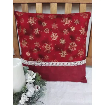 Povlak na dekorativní polštářek Vánoční povlak na polštář 40 x 40 cm – zlaté vločky na vínové v kombinaci s vínovým mramorem a krajkou