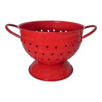 Cedník a síto Romantický červený kovový cedník s výřezy ve tvaru srdíček, průměr 21 cm, značka Isabelle Rose. Stylový retro doplněk do kuchyně i interiéru.