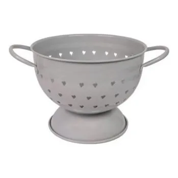 Cedník a síto Romantický šedý kovový cedník s výřezy ve tvaru srdíček, průměr 21 cm, značka Isabelle Rose. Stylový retro doplněk do kuchyně i interiéru.