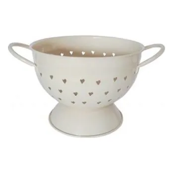 Cedník a síto Romantický béžový kovový cedník s výřezy ve tvaru srdíček, průměr 21 cm, značka Isabelle Rose. Stylový retro doplněk do kuchyně i interiéru.