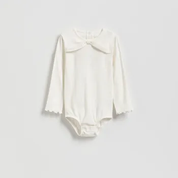 Dívčí tričko Reserved - Body z žebrovaného úpletu s aplikací - krémová - 208FU-01X - 208FU-01X-80