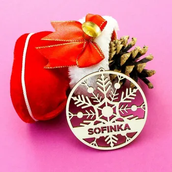 Vánoční dekorace DUBLEZ Vánoční koule se jménem - Vločka 7.5 x 8 x 3 cm 18 g