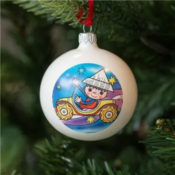 Vánoční ozdoba GLASSOR Skleněná ozdoba – Večerníček v autíčku 8 cm bílá