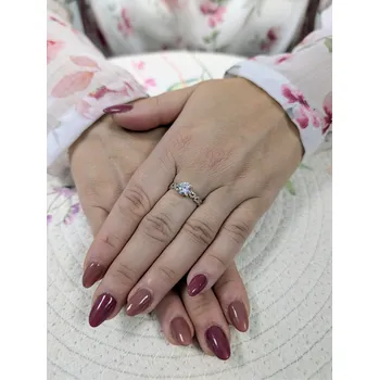 Prsten Zlatý dámský prsten s centrálním kamenem a zdobenými srdci se zirkony Velikost prstenu: 54, Váha: 1,96 g, Ryzost: 14kt (585/1000)