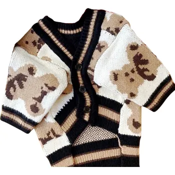 Obleček pro psa Svetřík pro psa 4,5–5 kg Velikost L 45 cm hrudník 35 cm délka Teplý pletený obleček s obrázky medvídků a zapínáním na tři knoflíky hnědá