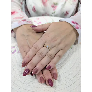 Prsten Zlatý dámský prsten s centrálním kamenem a zirkony Velikost prstenu: 56, Váha: 1,03 g, Ryzost: 14kt (585/1000)