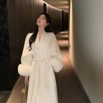 Dámský kabát Best Fashion Elegantní dámský vlněný kabát s páskem a límcem z pravé kožešiny Velikost: L, Barva (Varianta): Béžová