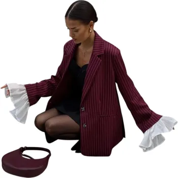Dámské elegantní sako s proužky, kapsami a zapínáním na knoflíky Stylové jednobarevné sako z polyesteru a bavlny pro práci, schůzky i volný čas vínová L