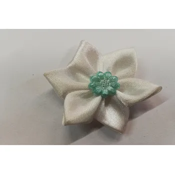 umělá květina Textilní kytička - bílá saténová s tyrkysovým středem - 5,5cm