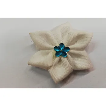 umělá květina Textilní kytička - bílá s modrým středem - 5,5cm