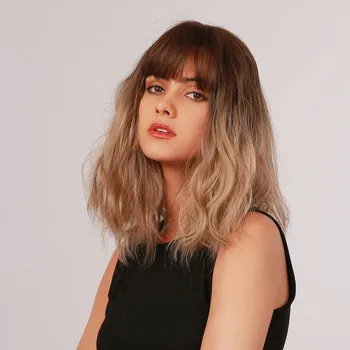 Paruka Středně dlouhá vlnitá karamelová blond paruka Mia s jemným přechodem