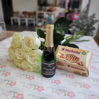 Dárkový potravinový koš Rozvoz květin - 7 bílých RŮŽÍ medový dortík Marlenka, Bohemia sekt 0,2l