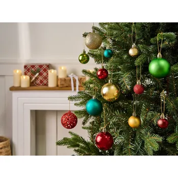 Vánoční dekorace Sada 100 vánočních ozdob vícebarevné plastové závěsné tradiční moderní styl vánoční stromek vánoční koule třpytivé matné dekorace Beliani