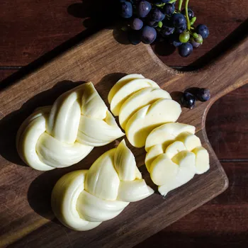 Mléko Sýrová pletýnka z A2 mléka od krav Jersey, 180–200 g