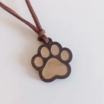 Žertovný předmět Kočičí tlapka - dřevěný přívěsek na šňůrce s gravírováním
