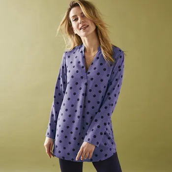 Dámská halenka Dlouhá krepová halenka s potiskem puntíků lila/nám.modrá 38